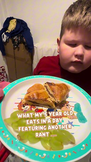 needed to get that off me chest cos people r weirdddd ! i get sooo many messages of mums saying me posting these videos helps them with their kids, i don’t post them for blag accounts to question my parenting deluded idiots 🤣 #fyp #controversial #controversialparenting #whatieatinaday #kidsfood