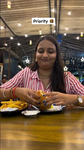 Phone Ya Burger???😂🍔#foodie #burger #comedy #song #comedyvideo #comedyshorts #funnymemes #alpaqueen