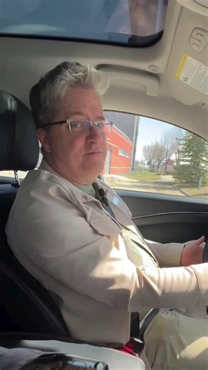 Flashing yellow versus flashing red? Do you know the difference? 🟡 Yellow = slow down, proceed with caution 🔴 Red = stop completely, then go when safe Quick refresher for you, and an even bigger deal for new drivers to get right. 📣 Parents! Be sure to download our free Parent Coaching Guide to help support your teen behind the wheel ⬇️ https://ow.ly/zOts50WnVHJ | AMA - Alberta Motor Association