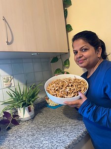 135K views · 476 reactions | Jab jab Namakpare fry hote hain, bachpan yaad aata hai… woh chhoti chhoti khushiyaan, woh shaam ki chai, aur woh bowl jo kabhi ek baar mein khatam nahi hota tha. Aaj phir se wahi nostalgia, wahi warmth… bas ghar ka pyar kadhai mein chhanka hua. ✨❤️ #namakpare #reelsfood #aestheticfood #fbviralpost2025シ | CookingShookingwithsoni | Facebook