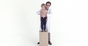 Comment réaliser la manœuvre de Heimlich (sur un enfant de plus de 2 ans) ?