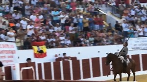30K views · 9.2K reactions | El espectacular saludo a portagayola con la garrocha de Diego Ventura a un toro en Antequera. Agosto de 2018. #toros #tauromaquia #bull #bullfighter #bullfighting #toro #torero #toreo @infodiegoventura | Cultoro | Facebook