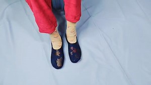 1.2M views · 11K reactions | Winter socks / moje banana sikho | गरम उन्नी मोजे बनाओ 5 मिनट में | socks | #moje #wintermoje #diymoje #jute #wintersocks #facebookpostシ | Silai Mantra | Facebook