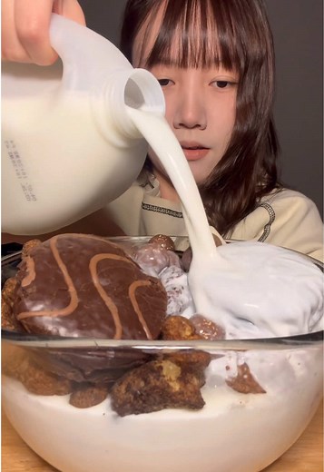 초코탕 먹방: 초콜릿 시리얼의 맛있는 순간들