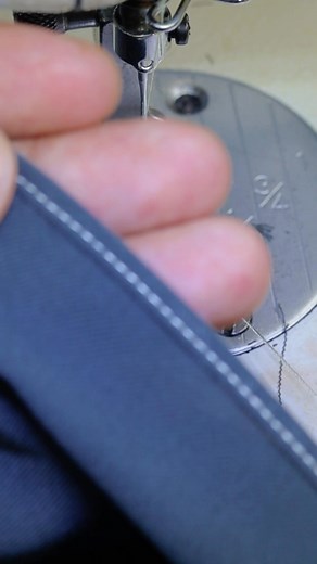 A Complete Beginner’s Guide to Hemming Foot for Quilting & Patchwork Edges Although hemming feet are commonly associated with garment sewing, they are also extremely useful for finishing edges on quilting and patchwork projects. In this video, we explore how to use a hemming foot to create neat narrow hems on quilt borders, decorative panels, and lightweight patchwork pieces. You’ll learn how to adjust fabric thickness for better feeding, how to manage the roll when transitioning across seams, a