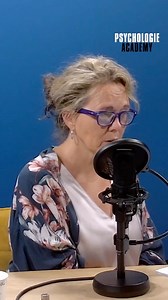 Leren praten over onze emoties geeft ons niet alleen duidelijkheid over wat we voelen, we kunnen ons daardoor óók beter verbinden met anderen. Psycholoog Marjon Bohré legt uit hoe we dat kunnen doen en wat zij hier zelf onlangs in geleerd heeft. ⁠ ⁠ Beluister het gesprek via Spotify of via de link in onze. | Psychologie Magazine