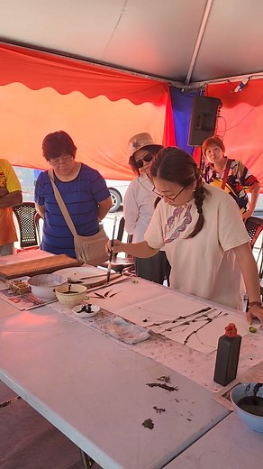 Unik dan menarik kaligrafi Cina. Sedang berlangsung Demonstrasi Kaligrafi Cina di Pentas Kecil sempena Temasya Budaya@Negeri Perak | Jabatan Kebudayaan dan Kesenian Negara | Facebook
