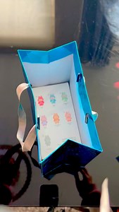 5.4M views · 4.2K reactions | If you are giving me a gift bag 朗✨✨✨✨✨✨✨✨✨ #reels #christmas #hack #giftbags #feliznatal | Raani Choice | Facebook