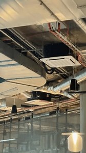 plafond industriel exposé avec gaines de : vidéo de stock (100 % libre de droit) 3995033689 | Shutterstock