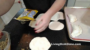 3 Ingredient Cheeseburger Rolls - Quick and Easy! Made with canned biscuits this easy recipe is just 5 minute prep time when you used pre-cooked hamburger! ❤️Recipe Here:❤️ https://www.livingonadime.com/easy-cheeseburger-rolls-recipe/ 👍 25% off NOW! 👍❤️ Quick and Easy Recipes! ❤️ Dining On A Dime Cookbook www.LivingOnADime.com Free e-Mail Newsletter: http://bit.ly/1LfQf4y OUR FACEBOOK! https://www.facebook.com/livingonadime OUR PINTEREST! https://www.pinterest.com/livingonadime/ | Dining On A 