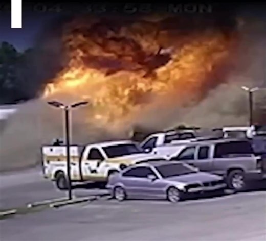 ✈️🇺🇸 Tragedia aérea en Texas: Dos muertos tras desplome de avioneta ligera Al menos dos personas perdieron la vida en un accidente aéreo registrado la víspera en Texas, Estados Unidos, informaron medios locales. Imágenes captadas por testigos muestran el momento en que la aeronave cayó y provocó un incendio que alcanzó varios semirremolques estacionados en la zona. De acuerdo con los reportes preliminares, el avión —un Beech C90 King Air con capacidad para nueve ocupantes— pertenecía a Mobile 