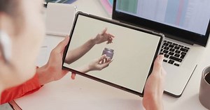 Femme caucasienne au bureau avec tablette, : vidéo de stock (100 % libre de droit) 1110030243 | Shutterstock