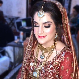 Traditional glam on our gorgeous client from Faisalabad✨✨ #azthepowderroom#tprmakeovers#signatureglambyamnazain#amnazain#lahoreweddings #dressyourface #hudabeauty #wakeupandmakeup #beatthatface #az#makeuponfleek #makeupartist #thatglow #nomakeupmakeup #tartecosmetics #lahoremua #lahoremakeupartist #pakistan #weddings#shaadiwaliinspirations | Amna Zain-The Powder Room | Facebook
