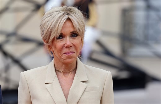 Brigitte Macron : ultra sophistiquée et jambes à l’air pour la Fashion Week, elle retrouve une tête couronnée