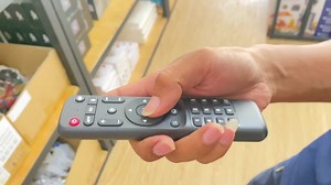 🌟ឧបករណ៏ផ្លាស់ប្ដូរទូរទស្សន៍ធម្មតាទៅទូរទស្សន៍ឆ្លាតវ័យ 👉🏻ប្រព័ន្ធដំណើរការ Android OS ▪ អាចចាប់ WiFi មកប្រើលើទូរទស្សន៏បាន ▪ អាច download កម្មវិធីជាច្រើនពី Play Store ▪ អាចប្រើ Facebook, Youtube … លើអេក្រង់ទូរទស្សន៏ ------------ - ប្រព័ន្ធដំណើរការ : Android OS 11 - CPU : Amlogic S905W2 Quad Core ARM Cortex A35 - GPU : Arm Mali G31 MP2 - RAM : 4GB DDR3 - ROM : 64GB - LAN : Ethernet 10/100M, standard RJ-45 - Wireless : Built in Wi-Fi Dual-band 802.11b/g/n/ac - Bluetooth build-in - USB : 2 x USB Por