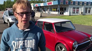 Pontus Svensson från Liatorp har byggt om sin Mini -70 till en riktig ”pocket rocket”. Med Volvo B23 på 250 hk och inte ens 900 kilo tung bjuder den på läskiga prestanda! Idag kör han på Emmaboda och En dag på strippen. Missa inte motorljudet i slutet av filmen! | Bilsport