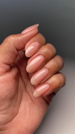 Une manucure élégante et intemporelle avec @nailuscious 🌸 Grâce à la formule Intelli-Gel™️ de notre gamme Gel Color, profitez d’une application ultra-fluide, sans traces, et parfaitement homogène. 💖 Routine parfaite pour une tenue longue durée : ✔️ Super Base Protectrice : pour une adhérence optimale et une protection renforcée. ✔️ Passion, la teinte douce et naturelle qui sublime vos ongles avec élégance. ✔️ Super Gloss Top Coat : pour une brillance éclatante et une tenue jusqu'à 3 semaines. 