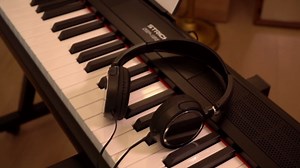 STRICH 88 Key Digital Piano Full Size Electric Keyboard with Semi-Weighted Sensitive Keys, Portable Electric Piano Set for Beginner, Bundle with Sustain Pedal, Headphones, Music Rest, SEP-150S