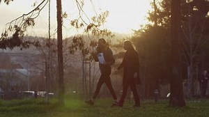 Two People Eating Popcorn Walking Park: Stockvideos & Filmmaterial (100 % lizenzfrei) 1017975748 | Shutterstock