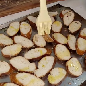 How to Make Perfect Crostini This homemade crostini recipe offers a simple yet flavorful appetizer option. Sliced baguette is brushed with olive oil, seasoned with salt and pepper, then baked until crispy and golden brown. Serve these crostini plain or topped with your favorite toppings for a delightful and versatile treat. https://veenaazmanov.com/how-to-make-crostini/ #crostini #howtomake #appetizer #sides | Veena Azmanov | Facebook