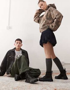 Dr. Martens – Combs Tech 8 – Svarta boots i unisexmodell med knytning | ASOS