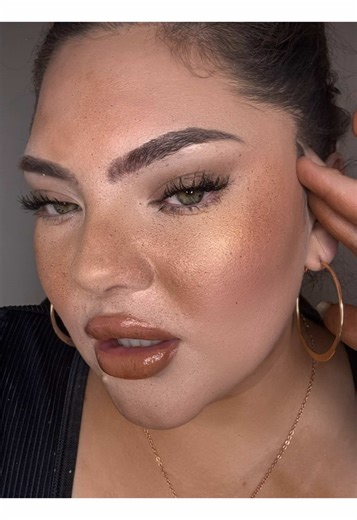 let’s experiment and try DIY freckles… this is my fav hack so you don’t need to go out and spend $100,000 on a new product to try freckles. You just need water or setting spray, spoolie (even from your eyebrow brush) and a brown shadow. It takes a while to get the hang of but TRY IT!!! or if u have a different way, lemme know!!!! #makeup #beauty #diyfreckles #freckles #vancouver