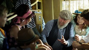 RECENZE | Přání k narozeninám má bláznivou zápletku. I díky skvělým hercům ji ukočírovalo