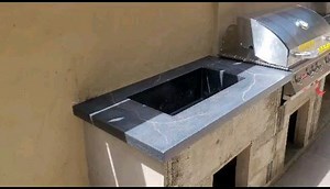 What a beauty! Surecrete XS Precast Concrete BBQ counter top and integrated sink. Concrete the most suitable material for outdoor applications and well just beautiful. #concrete #cleaning #cafeterías #counters #concretecounters #tables #pressurewashing #patio #polyaspartic #painting #pools #paint #diningroomtables #decorativeconcrete #desk #decks #driveways #epoxyflakes #epoxy #microtopping | Crete Art
