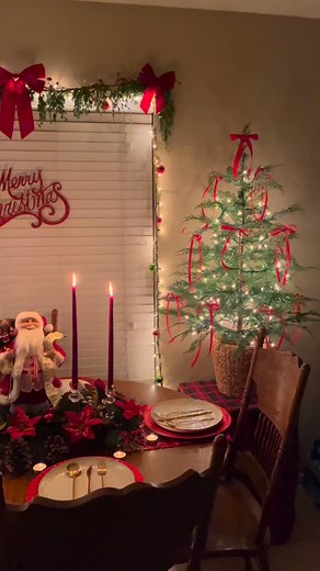 My Christmas Dining Room This Year🎄❤️ • • • • • #christmas #christmasdiningroom #christmasdinnertable #diningroom #dinnertable #christmasdecor #christmasdecorations #christmasdinner #traditionalchristmas #vintagechristmas | Moises Rivera