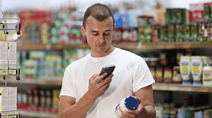 Magasin masculin scannant code barre ou : vidéo de stock (100 % libre de droit) 3669490049 | Shutterstock