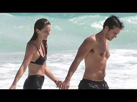 'Supergirl' Stars Melissa Benoist and Chris Wood Share a Sweet Kiss During Tropical Vacation!