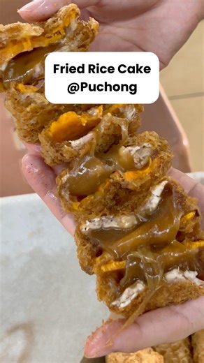 Melty Cheesy Fried Nian Gao – Highly Recommended!!! 📍 Fried Nian Gao Under the Tree, Puteri Mart 📌 Lengkok Puteri Utama, Bandar Puteri, 47100 Puchong, Selangor Honestly, the Fried Nian Gao is THE BEST. The outer layer is super crispy, and you can really taste the fragrant sweet potato! 🍠 💥 MUST eat it while it’s hot – that’s when the nian gao gets extra stretchy and melty! 🍌 Fried Banana – hmm, not the most worth it for me. RM2 for that portion? I feel like I could get a whole bag elsewhere