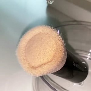 Good makeup starts with healthy skin followed by clean brushes🧼 Did you know dirty brushes can lead to breakouts and blemishes? Make sure you're cleaning your brushes regularly to avoid any clogged pores. Expert tip: Use bareMinerals PURENESS Gel Cleanser to clean your brushes✨ SHOP: https://bit.ly/2H9Rdv8 | bareMinerals
