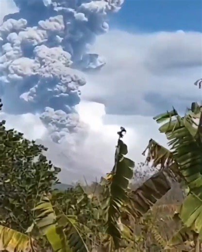Powerful eruption of Mount Lewotobi Laki-Laki in Flores island, Indonesia 🇮🇩 (18.08.2025) | Anime Pause