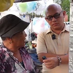 Color Man vô tình bắt gặp chiếc xe cũ kĩ bán bánh mì lá lốt mỡ chài nướng với tuổi đời hơn 40 năm của Dì Ba. Tuy tuổi đã cao nhưng vì còn phải nuôi 2 cháu, Dì Ba vẫn miệt mài vất vả bán hàng kiếm sống. Mặc dù hoàn cảnh khó khăn, Dì Ba 70 tuổi vẫn luôn vui vẻ và lạc quan. #colorman | Color Man