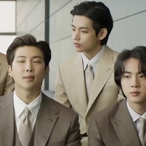 2.7K views · 589 reactions | [VIDEO] BTS y Bang x TIME | tae hyung  #fabi_vk  | Taekookland | Facebook