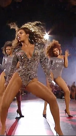 Videofbeyonce💛✨ on Instagram: "Beyoncé Performs “single ladies” live at the 2009 MTV Music Video Awards #beyonceknowlescarter #singleladies #vmas #iamsashafierce"