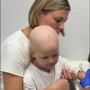 Osećam se bespomoćno, osećam se kao da nisam uspela kao majka ali moram da se borim za Anu. 💔 Zovem se Anđela i ovo pišem u suzama, a stid više ne igra ulogu kada je u pitanju život moje ćerke. Ime mog anđela, koje možete videti na fotografiji, je Ana, i ona je najbolja stvar koja mi se ikada desila! Ima samo 4 godine i bori se sa ekstremno nasilnim sarkomom mekog tkiva poznatim kao Alveolarni rabdomiosarkom, faza 4.😪 Gledajući moju devojku kako prolazi kroz tako agresivan i težak tretman slam