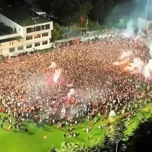 92K views · 4.7K reactions | Galatasaraylı taraftarlar, Florya'daki son kutlamada 'Yaz Dostum' söyledi... #Galatasaray #Florya #SüperLig | Yeni Şafak Spor | Facebook