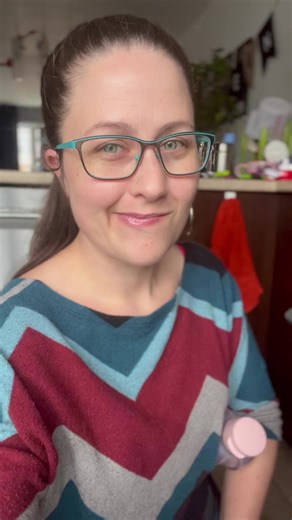 11 reactions | Pour donner plus de saveur, fait griller les légumes avant de les transformer en potage! Tu peux utiliser le four, ton BBQ ou le microgrill tupp. 殺 Ici, un mélange d’ail, courge, oignon et poivrons rouge et jaune + huile d’olive. Pas plus compliqué que ça! Ça sens siiiiiii bon dans la maison. ❤️ | Mélanie Daigneault - mode de vie famille | Facebook