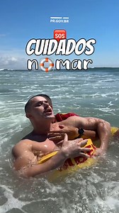Muita gente acha que afogamento é azar, mas na maioria das vezes é falta de atenção 🌊⚠️ Ficar em áreas com guarda-vidas, não virar as costas pro mar e manter as crianças sempre por perto faz toda a diferença 👀👶 Até a água rasinha pode ser perigosa. Respeite o mar e aproveite o verão com segurança 🚒💛 Os Bombeiros estão de prontidão pra cuidar de você e da sua família. | Governo do Estado do Paraná