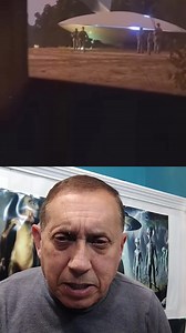 Enigmático puede ser este momento y el propio video ante la presencia no solo de un objeto sino de un soldado que está dentro de un pequeño búnker y está grabando pero parece que un compañero se ha dado cuenta o un oficial mayor y viene hacia él este grita a quién graba increíble. | Isaac Garcia