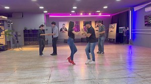 32K views · 627 reactions | Pasos básicos de salsa Giro Enchufla | Clases de Salsa y Bachata | Facebook