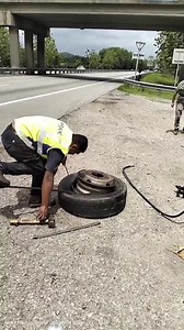 357K views · 1.7K reactions | Adoiii..若 sakit tuu.. sabar ye abg. Besi pembuka tayar kene muka Sumber : tayarman 24j | Kita Pilot Tiada Beza | Facebook