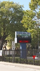 Un profesor de Doral fue acusado de grabar un video pornográfico dentro de una escuela y subirlo a Snapchat. De acuerdo con el informe del arresto, el profesor de arte Wesly Álvarez de la secundaria Ronald Reagan, se tomó un video en el baño del colegio en donde se veían sus partes íntimas en un espejo. La policía dice que varios estudiantes pudieron haber visto el video público, ya que la función de ubicación estaba puesta con las coordenadas de la secundaria y el video se transmitió a cualquie