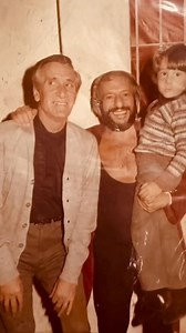 No todo es RETRO, hoy la tecnología me convierte aquel momento único compartido con karadagian y “mi Abuelo” pasando aquella foto única en video !! #ia @titanesenelringlaleyenda | Claudio Ariel Mañas