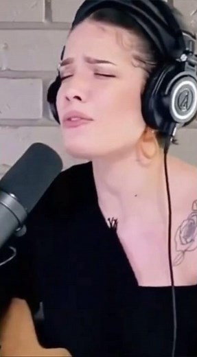 Halsey performs Finally//beautiful stranger #halsey #youtubeshorts #halseylive