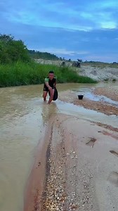 Gold Prospecting in Bedrock Fragments: Traditional Mining Process