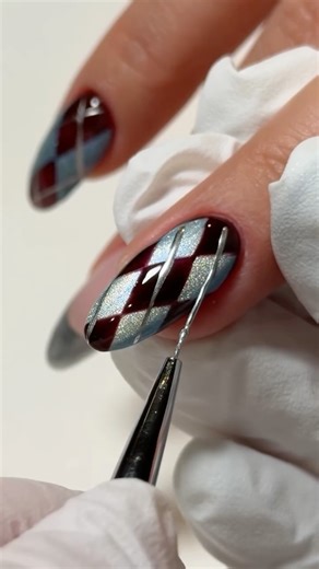 Argyle magnetic = the perfect nail art pairing 🩵🤎 This iconic pattern is having a moment, so we just had to try it out ✨ Get the look with Mermaid, Cinnamon Spice, Mirror Chrome Studio Gel™ & Extreme Shine. #argylenails #argyle #nailart #cateyenails #thegelbottle | The GelBottle Inc