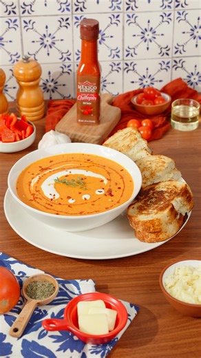 The ultimate classic: warm tomato soup and a crispy grilled cheese with that perfect crunch. 🤤🍅🥪 But with #MéxicoLindo, the craving gets serious. Don’t just crave it—make it! 🌶️ INGREDIENTS 3 medium tomatoes, cubed 4 cloves garlic, sliced ½ bell pepper ½ cup cherry tomatoes ½ onion, julienned sour cream Italian spice mix 1 tablespoon Dijon mustard ¼ cup chicken broth ¼ stick butter 2 slices rustic bread (or sourdough) Gouda cheese Thyme Salsa México Lindo Chiltepín® Olive oil 🌶️ PROCEDURE �
